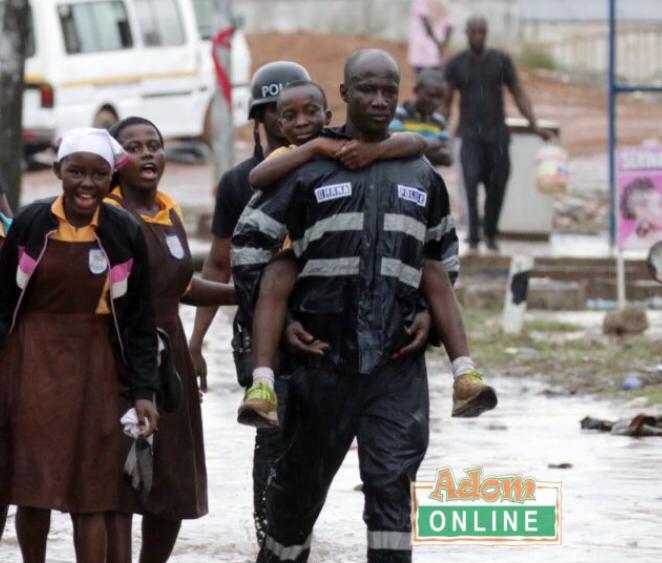 KOD surprised a police man who carried school children at his back during floods at Accra&nbsp;.