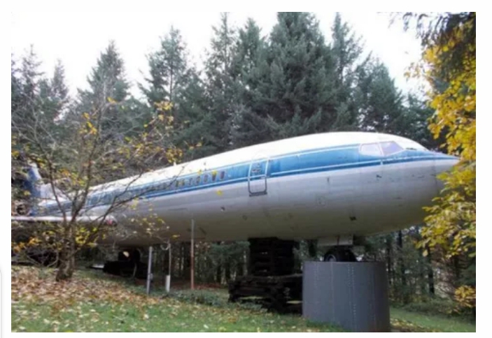 A 64-year-old man has turned an old Aeroplane into a Complete Home. Check it&nbsp;out.