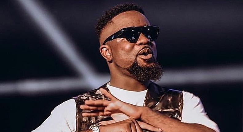Video: Sarkodie shakes off stingy tag; sprays cash on fans after&nbsp;performance